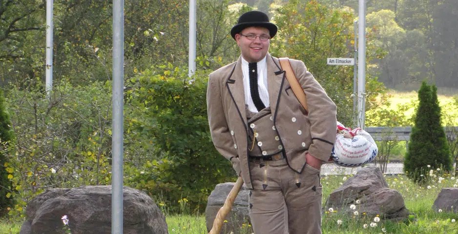 Alexander Trunk als Wandergeselle in Kluft auf der Walz