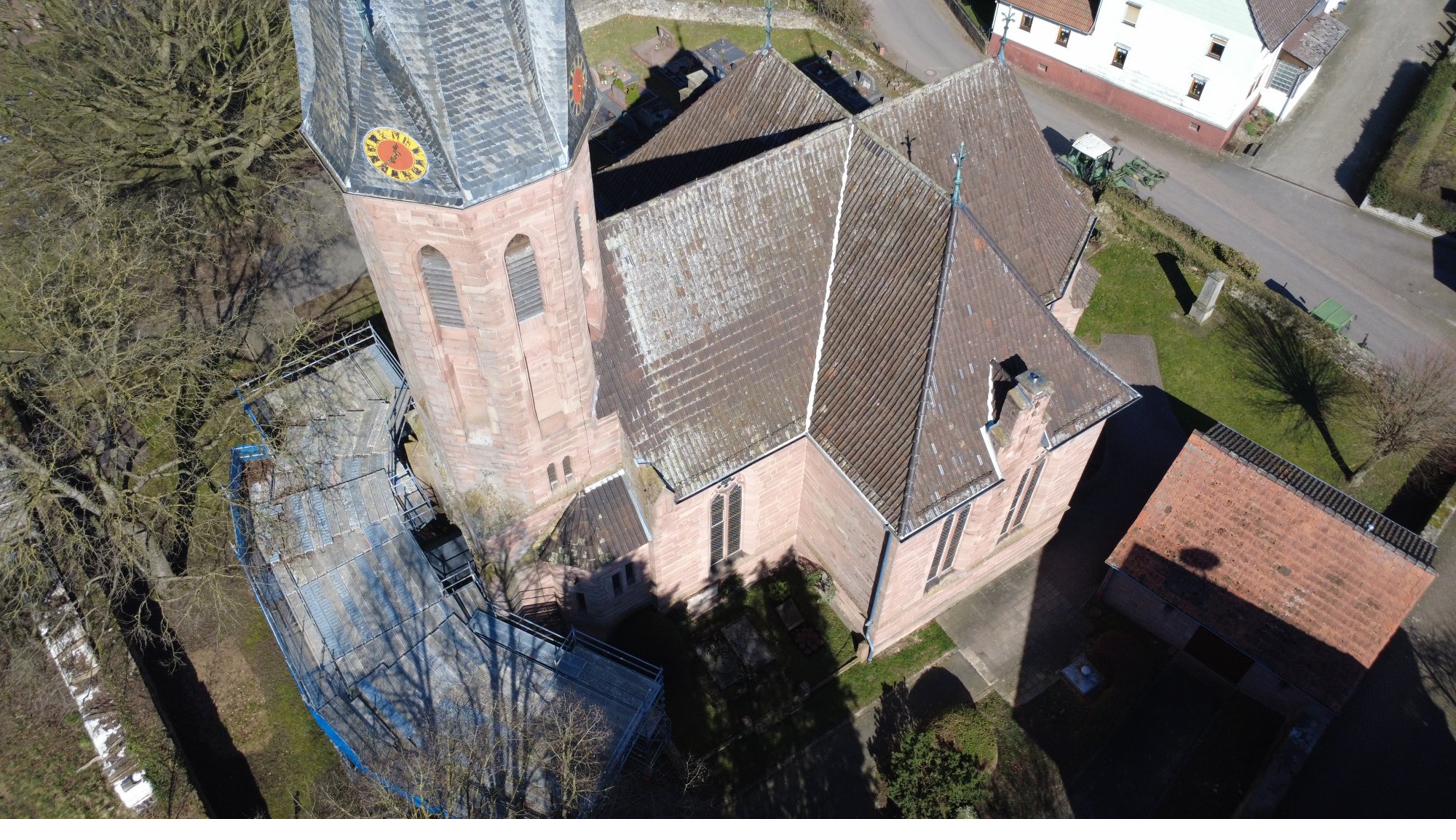 Drohnenbefliegung einer historischen Kirche zur Zustandserfassung